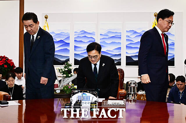 등 돌린 김병기 더불어민주당 원내대표와 송언석 국민의힘 원내대표.