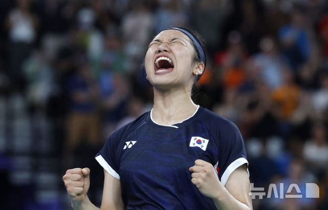 수 년 내에 안세영의 명실상부 배드민턴 고트 등극이 기대된다. 사진은 지난해 파리 올림픽 여자 단식 준결승에서 승리한 후 기뻐하는 모습. / 뉴시스