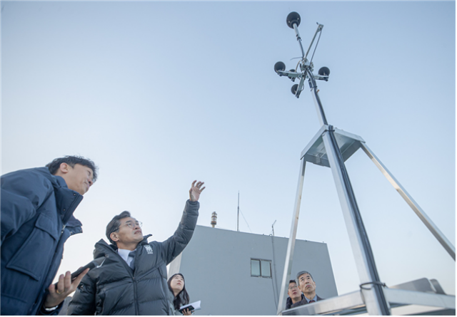 이기재 구청장이 공항소음 자동측정기가 설치된 아파트 옥상에서 현장점검 중이다. /양천구