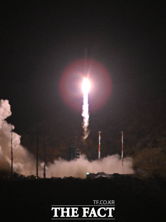 한국형 발사체 누리호가 27일 새벽 전남 고흥군 나로우주센터에서 발사되고 있다. /여수=박헌우 기자