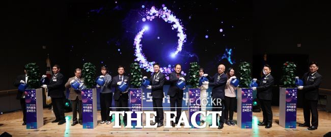 27일 전국 최초 자치분권 콘퍼런스에서 김진경 의장과 참석 내빈들이 무대에서 포즈를 취하고 있다. /경기도의회