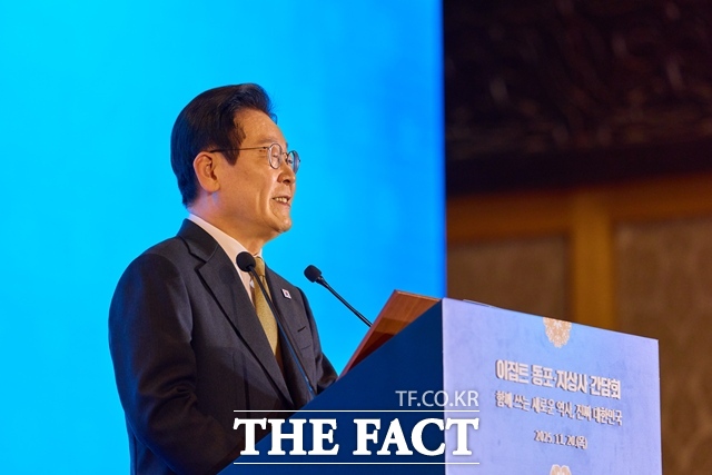 이재명 대통령은 27일 누리호 4차 발사 성공을 두고 대한민국 우주 개발 역사의 새로운 장을 연 순간이라며 아낌없는 투자를 약속했다. 이 대통령이 20일(현지시간) 이집트 카이로의 한 호텔에서 열린 이집트 동포·지상사 간담회에서 인사말을 하고 있다. /대통령실