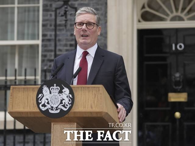 영국 노동당 정부가 26일(현지시간) 260억 파운드(50조5000억원) 규모의 증세를 발표했다. 국가 부채 억제와 공공서비스 재원 마련을 위해서다. 사진은 지난해 7월 5일 키어 스타머 총리가 영국 런던 다우닝가 10번지(영국 총리 관저)에서 연설하는 모습. /AP.뉴시스