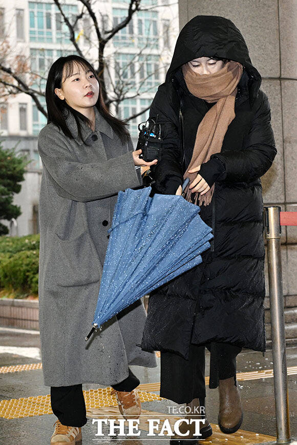 '음주운전 및 불법숙박업 혐의' 항소심 첫 공판 출석하는 문다혜 씨.