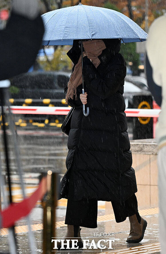 '음주운전 및 불법숙박업 혐의' 항소심 첫 공판 출석하는 문다혜 씨.