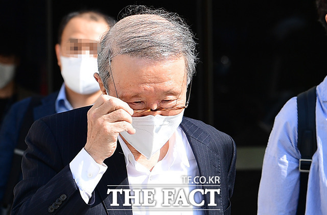 지난 2022년 6월 21일 오후 서울 서초동 서울중앙지법에서 열린 증인심문을 마친 뒤 법원을 나서고 있다. /임영무 기자