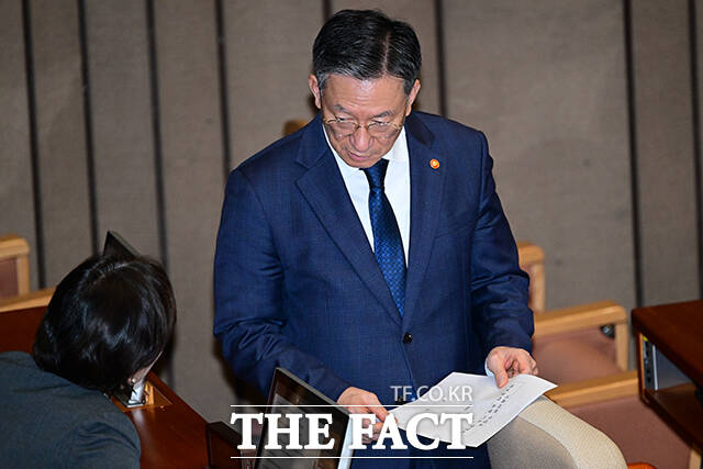 정성호 법무부 장관이 27일 오후 서울 여의도 국회 본회의장에서 추경호 국민의힘 의원에 대한 체포동의 요청서를 들고 송미령 장관과 이야기 하고 있다.