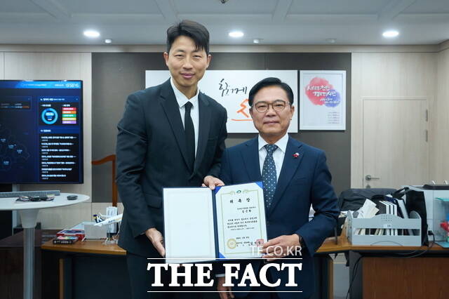 천안시는 27일 김근환 해설위원을 축구역사박물관 제1호 홍보대사로 위촉했다. /천안시