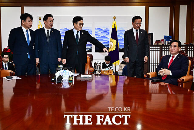 회동 전 단체사진 촬영을 거부하고 있는 송언석 국민의힘 원내대표(오른쪽).