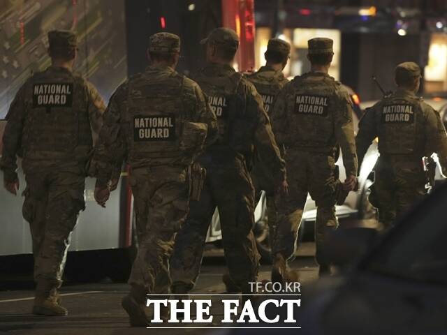 도널드 트럼프 미국 대통령은 같은 날 영상 성명을 통해 이 잔혹한 공격은 악랄한 행위이자 증오의 행위이고, 테러 행위라고 주장했다. 그러면서 조 바이든 전 대통령 시기 입국한 아프가니스탄인 전부를 재조사하라고 행정부에 명령했다고 밝혔다. 사진은 이날 현장 인근에 진입하는 주방위군 병력. /AP.뉴시스
