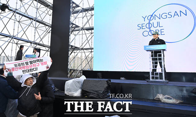 27일 오후 서울 용산구 정비창 내 야외 행사장에서 열린 용산국제업무지구 도시개발사업 기공식에서 오세훈 서울시장이 비전 발표를 앞둔 가운데, 주거·빈곤·노동·시민사회단체들로 구성된 용산정비창 개발의 공공성 강화를 위한 공동대책위원회(용산정비창 공대위) 회원들이 개발 계획 철회를 촉구하는 기습시위를 하고 있다. /이새롬 기자