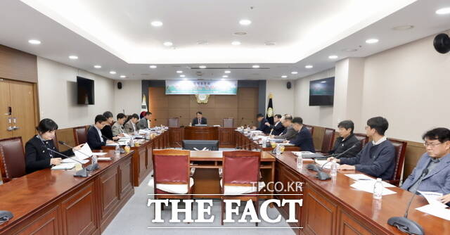 26일 천안시의회 복지문화위원회 회의실에서 이종만 의원 주관으로 천안 도솔공원 활성화 방안 정책토론회가 열리고 있다. /천안시의회