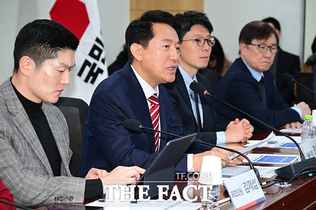 오세훈 서울시장(앞줄 오른쪽)과 김재섭 국민의힘 의원 등 참석자들이 27일 오전 서울 여의도 국회 의원회관에서 열린 '서울 주택공급 절벽의 원인과 해법' 토론회에서 기념촬영을 하고 있다. /국회=남윤호 기자