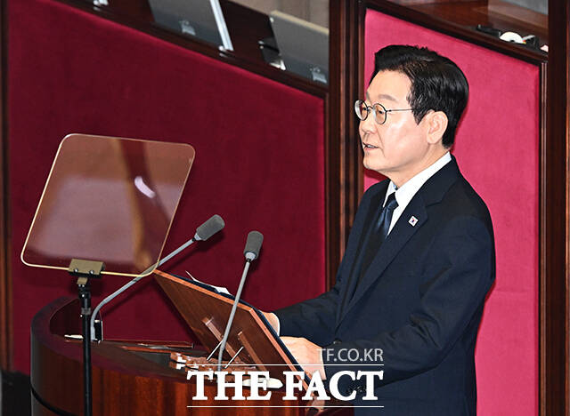 이재명 대통령은 27일 수석보좌관회의에서 내년 예산안 적시 통과의 필요성을 강조하며 야당이 주장하는 바들을 상당한 이유가 있을 경우 과감히 채택해달라고 당부했다. 사진은 이 대통령이 지난 4일 국회 본회의장에서 2026년도 예산안 관련 시정연설을 하는 모습. /배정한 기자