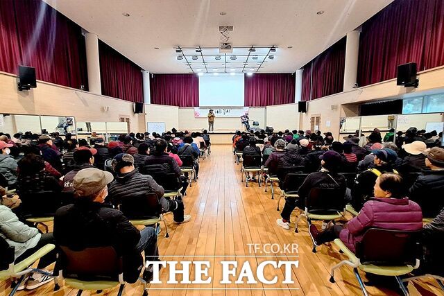 대전 서구 유등노인복지관 대강당에서 열린 목원대 RISE 사업단의 ‘이름 꽃 시’ 드로잉 콘서트 장면. /목원대