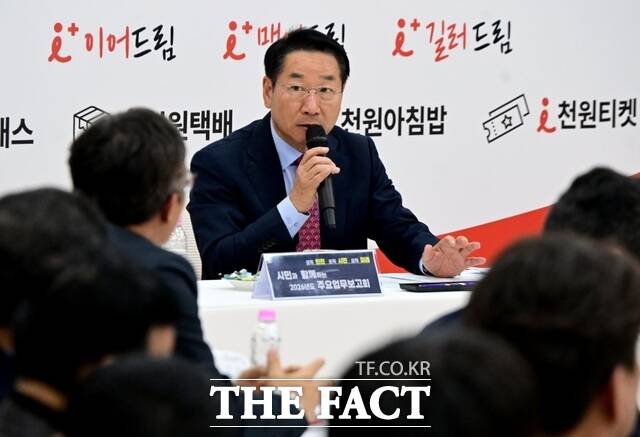 유정복 인천시장이 27일 중구 상상플랫폼에서 열린 시민과 함께하는 2026년 주요업무보고회(균형발전)에서 시민들의 질문에 답하고 있다./인천시