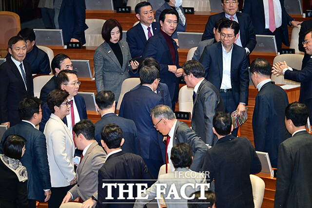 본회의장 나서는 추 의원의 뒷모습.