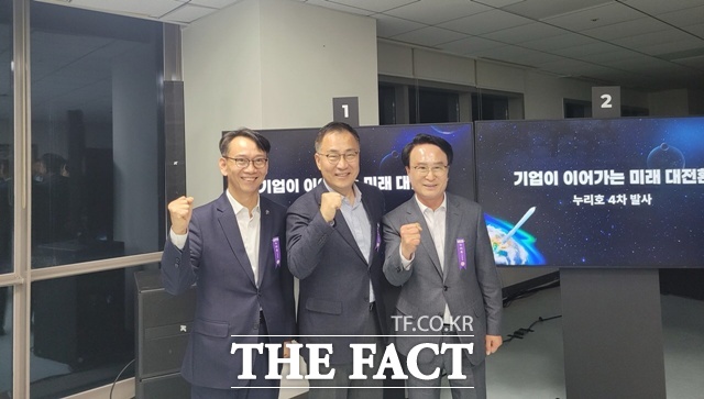 27일 전남 고흥군 나로우주센터에서 김명주(왼쪽) 경남도 경제부지사와 최형두 국회의원(가운데), 박동식 사천시장이 누리호 4차 발사 과정을 참관하고 성공적인 발사를 축하하고 있다. /경남도