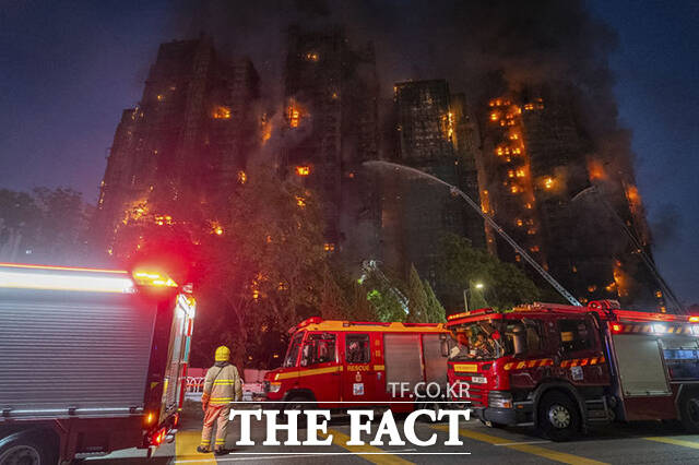 26일(현지시간) 홍콩 북부 타이포 구역의 '웡 푹 코트' 아파트 단지에서 화재가 발생해 불길이 하늘로 치솟고 있다. /홍콩=AP.뉴시스