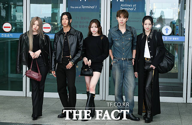 그룹 올데이 프로젝트가 12월 8일 첫 EP ALLDAY PROJECT를 발매한다. 사진은 올데이 프로젝트의 베일리 타잔 영서 우찬 애니(왼쪽부터)가 해외 일정 참석 차 방문한 인천국제공항에서 포즈를 취하고 있는 모습이다./서예원 기자