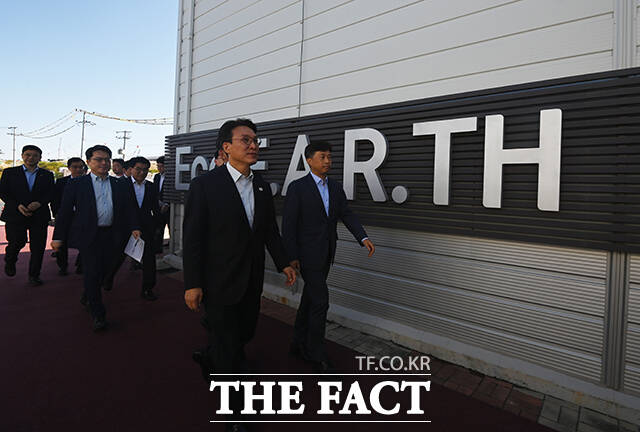 정부는 로봇 산업 활성화를 위해 주차로봇의 주차구획·안전기준을 2026년까지 유연화하고, 실외이동로봇 안전인증 평가항목을 기존 16개에서 8개, 심사기간을 60일에서 30일로 단축한다. 사진은 김민석 국무총리가 지난 9월 11일 경기 용인시 처인구 반도체 클러스터를 방문해 간담회장으로 이동하고 있는 모습이다. /청사사진기자단