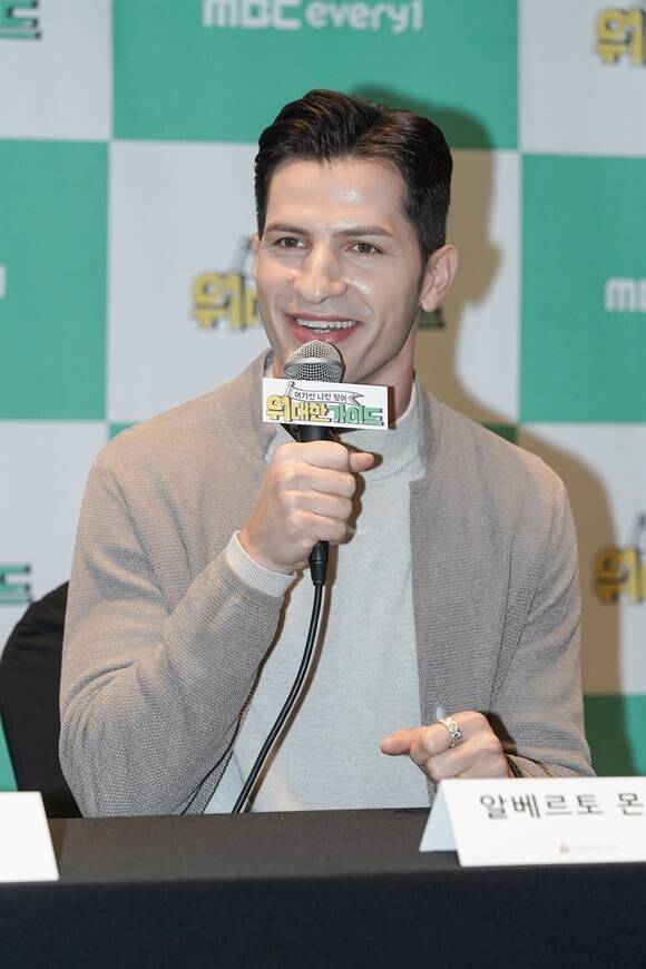 방송인 알베르토 몬디가 일본의 침략을 두고 양쪽 이야기를 다 들어봐야 한다고 했다가 논란이 돼 결국 사과문을 게재했다. /MBC에브리원