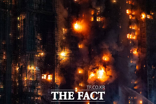 26일(현지시간) 홍콩 북부 타이포 구역의 '웡 푹 코트' 아파트 단지에서 화재가 발생해 불길이 하늘로 치솟고 있다. /홍콩=AP.뉴시스