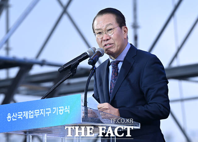 오세훈 서울시장을 비롯한 참석자들이 27일 오후 서울 용산구 정비창 내 야외 행사장에서 열린 용산국제업무지구 도시개발사업 기공식에서 퍼포먼스를 하고 있다.