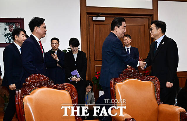 김병기 더불어민주당 원내대표와 악수하는 우원식 국회의장(오른쪽).