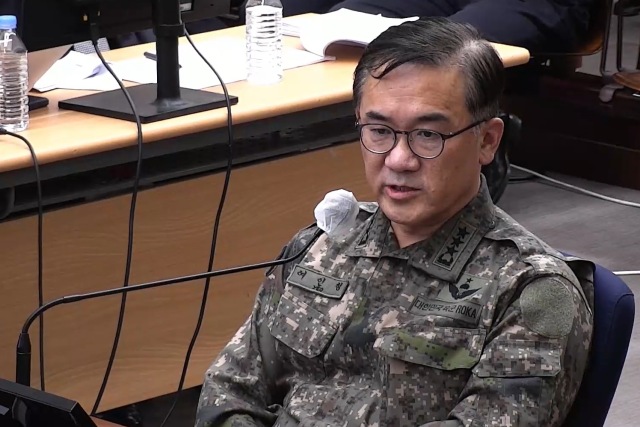 여인형 국군방첩사령관이 27일 12·3 비상계엄 당시 김용현 전 국방부 장관의 지시가 윤석열 전 대통령에게 위임 받았다고 생각했다는 취지로 증언했다. 여 전 사령관이 지난 24일 서울 서초구 서울중앙지법에서 열린 윤석열 전 대통령의 내란 우두머리 혐의 사건 속행 공판에 증인으로 출석해 발언하고 있다. /서울중앙지법