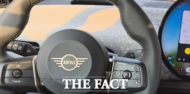 오승혁의 팩트 DRIVE가 촬영한 미니 일렉트릭의 스티어링 휠. 작은 직경과 묵직한 반응이 미니의 주행 감각을 극대화시킨다. /서울 마포구=오승혁 기자
