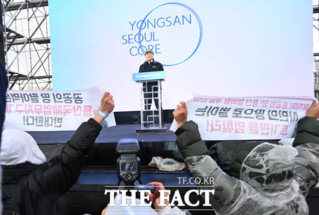 27일 오후 서울 용산구 정비창 내 야외 행사장에서 열린 용산국제업무지구 도시개발사업 기공식에서 오세훈 서울시장이 비전 발표를 앞둔 가운데, 주거·빈곤·노동·시민사회단체들로 구성된 용산정비창 개발의 공공성 강화를 위한 공동대책위원회(용산정비창 공대위) 회원들이 개발 계획 철회를 촉구하는 기습시위를 하고 있다. /이새롬 기자