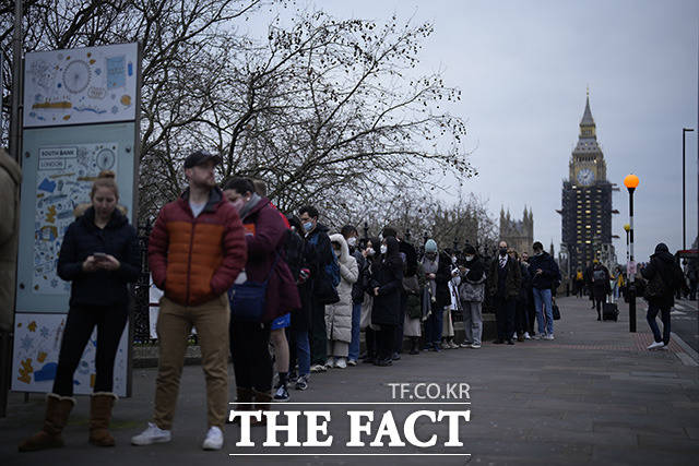 케미 베이드녹 보수당 대표는 이날 발표된 예산안에 대해 정부가 복지 지원금을 지급하기 위해 근로자들에게 세금을 부과했다며 리브스 장관이 품위를 가졌다면 사임해야 할 것이라고 비판했다. 사진은 지난 2021년 12월 14일 런던의 빅벤 시계탑(엘리자베스 타워)과 국회의사당 모습. /AP.뉴시스