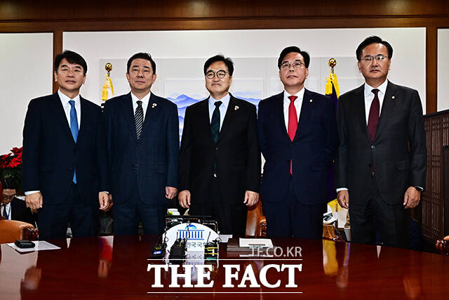 우원식 국회의장이 27일 오전 서울 여의도 국회에서 열린 여야 원내대표 회동에 참석해 기념사진 촬영을 하고 있다. 왼쪽부터 문진석 더불어민주당 원내수석부대표, 김병기 원내대표, 우 의장, 송언석 국민의힘 원내대표, 유상범 원내수석부대표. /국회=배정한 기자