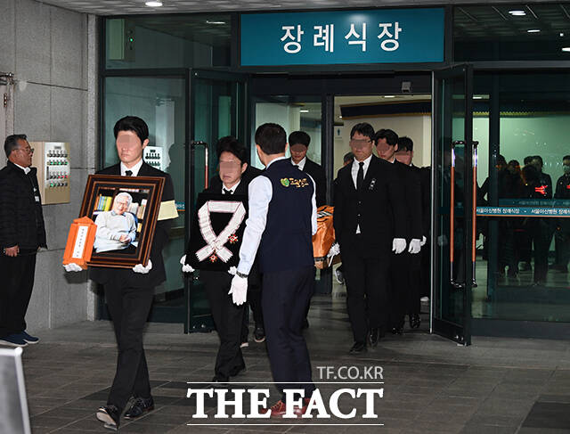 배우 고(故) 이순재의 발인이 27일 오전 서울 송파구 서울아산병원 장례식장에서 엄수되고 있다. /서예원 기자