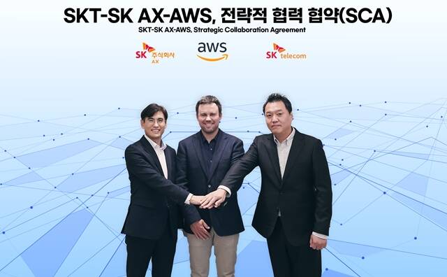신장수 SK AX 클라우드 부문장(왼쪽부터), 크리스 케이시 AWS 아시아태평양 및 일본 파트너십 총괄, 허민회 SK텔레콤 AI 클라우드 담당이 최근 전략적 협력 협약을 체결한 뒤 기념 촬영을 하고 있다. /SK텔레콤