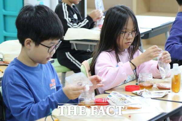 대전원신흥초등학교 복용분교장 3학년 1반 학생들이 NON-GMO 수업의 일환인 고추장 만들기 체험을 진행하고 있는 모습. /정예준 기자