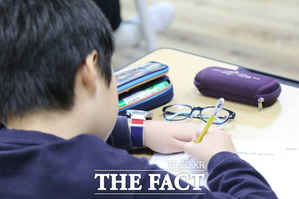 대전원신흥초등학교 복용분교장 3학년 1반 학생들이 NON-GMO 수업을 듣고 활동지를 작성하고 있는 모습. /정예준 기자