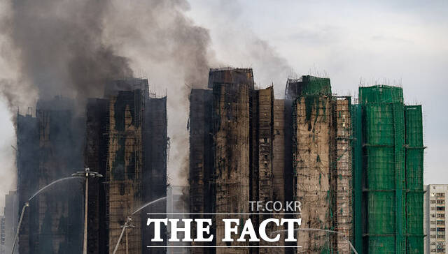 26일(현지시간) 홍콩 북부 타이포 구역의 '웡 푹 코트' 아파트 단지에서 화재가 발생해 불길이 하늘로 치솟고 있다. /홍콩=AP.뉴시스