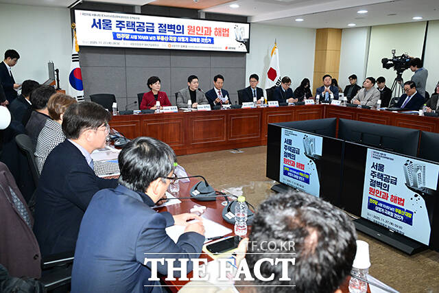 오세훈 서울시장(앞줄 오른쪽)과 김재섭 국민의힘 의원 등 참석자들이 27일 오전 서울 여의도 국회 의원회관에서 열린 '서울 주택공급 절벽의 원인과 해법' 토론회에서 기념촬영을 하고 있다. /국회=남윤호 기자