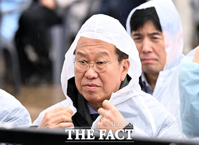 오세훈 서울시장을 비롯한 참석자들이 27일 오후 서울 용산구 정비창 내 야외 행사장에서 열린 용산국제업무지구 도시개발사업 기공식에서 퍼포먼스를 하고 있다.