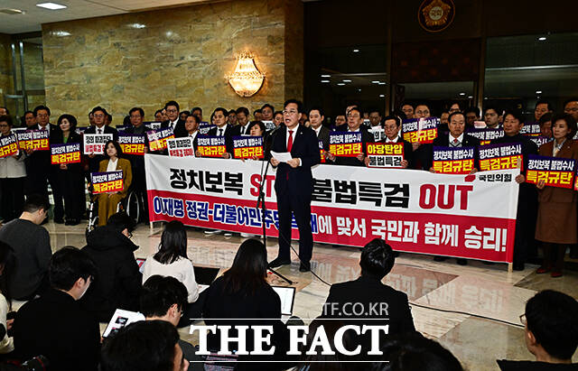 장동혁 국민의힘 대표와 송언석 원내대표가 27일 오후 서울 여의도 국회에서 본회의 도중 로텐더홀에서 열린 추경호 의원 체포동의안 관련 규탄대회에 참석해 구호를 외치고 있다. /국회=배정한 기자