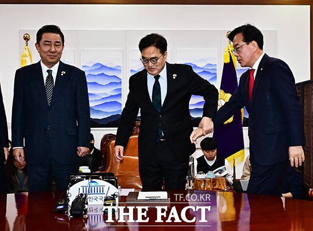 우원식 국회의장 손에 이끌려 단체사진 촬영에 침여하는 송언석 국민의힘 원내대표.