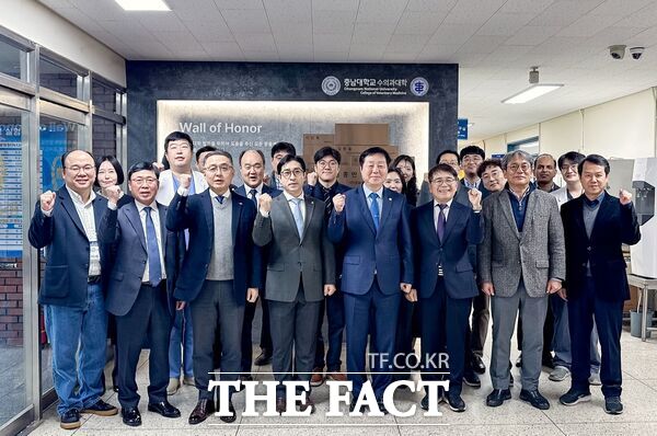 충남대학교 수의과대학이 발전기금을 기부한 분들의 뜻을 기리고 지속 가능한 나눔의 문화를 확산하기 위해 27일 ‘수의과대학 발전기금 기부자벽(Wall of Honor)’ 제막식을 개최했다. /충남대학교