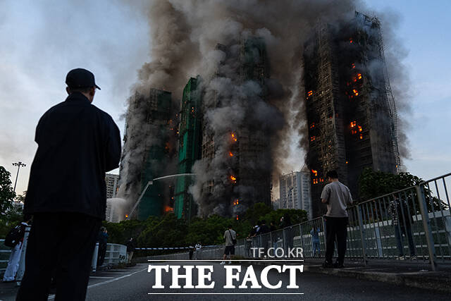 26일(현지시간) 홍콩 북부 타이포 구역의 '웡 푹 코트' 아파트 단지에서 화재가 발생해 불길이 하늘로 치솟고 있다. /홍콩=AP.뉴시스