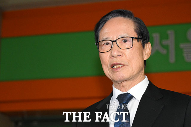 '허위서명 강요' 송영무 전 국방부 장관, 2심도 무죄.