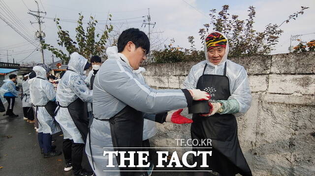 27일 전북선거관리위원회 소속 내부 공무원으로 구성된 봉사단체인 ‘공명이사랑나눔회’가 전주시 덕진구 팔복동 일대에서 취약 가정에 연탄 2200장을 기부하는 봉사 활동을 펼치고 있다. /전북선거관리위