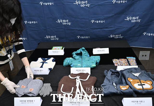 서울시가 27일 오전 서울 중구 서울특별시청에서 해외 온라인 플랫폼 판매 어린이 용품 중 안전성 조사 부적합 제품을 공개하고 있다. /이새롬 기자