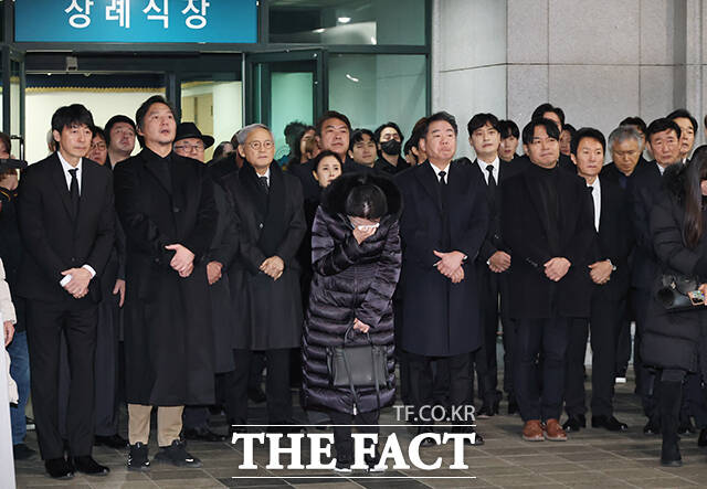 연예계 동료들이 슬픔에 잠겨 있다. /서예원 기자