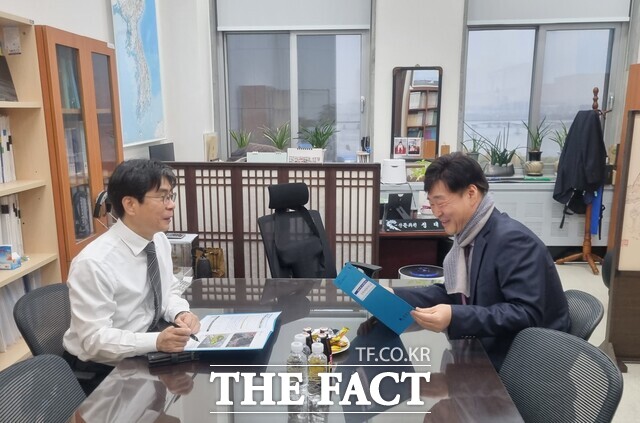 윤동욱 전주시 부시장(오른쪽)이 27일 국회를 방문해 전주시 핵심사업의 국회 단계 증액 반영을 건의하고 있다. /전주시